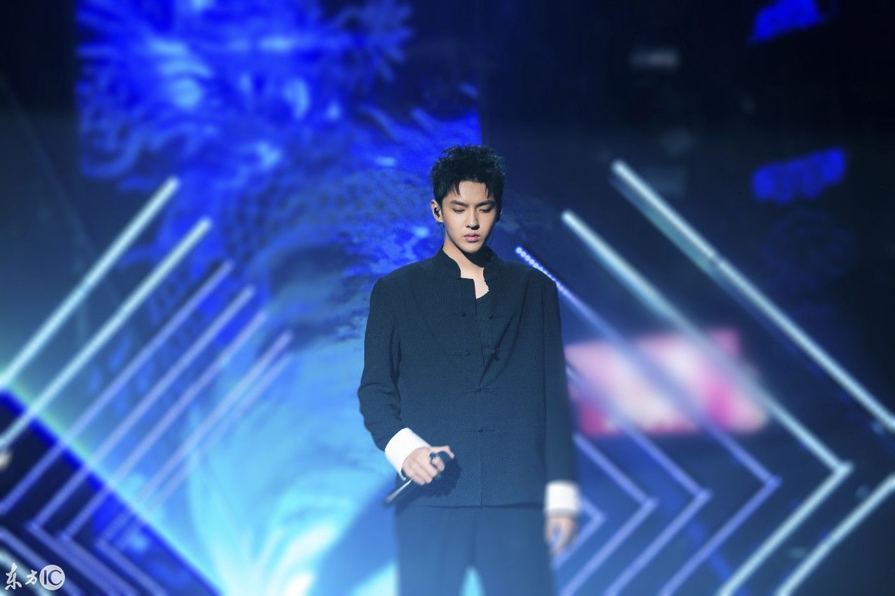 吴亦凡我想和你唱,衬衣唐装小锁骨苏的不行