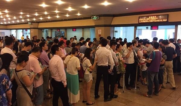 买房被房贷捆绑30年，购房:压力太大我不想买，老婆非要买