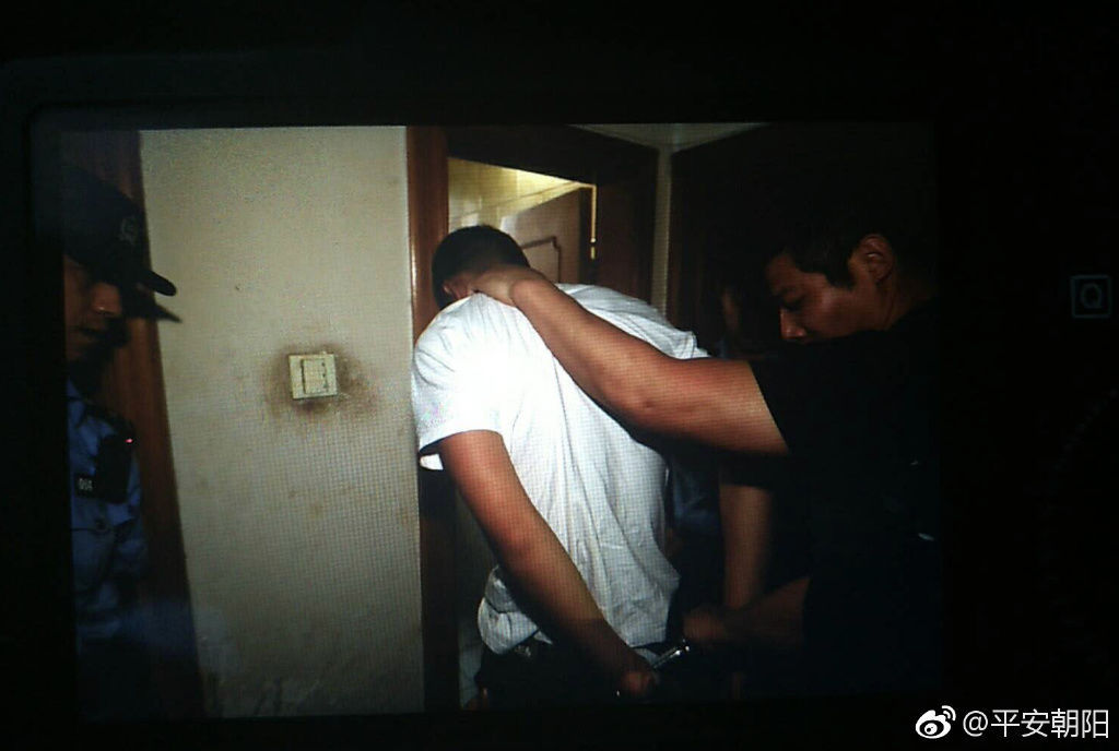 男子疑用格斗技术当街打人 北京警方回应:正在查找涉案人员