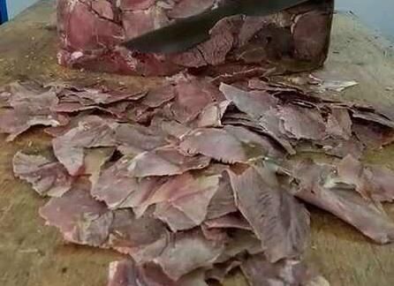 大爷南方卖北方小车牛肉,引路人围观却无人买