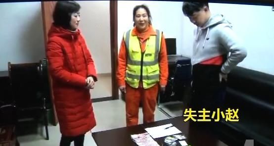 女子连续两次在同一地捡到同一挎包 内有巨额现金和大量银行卡