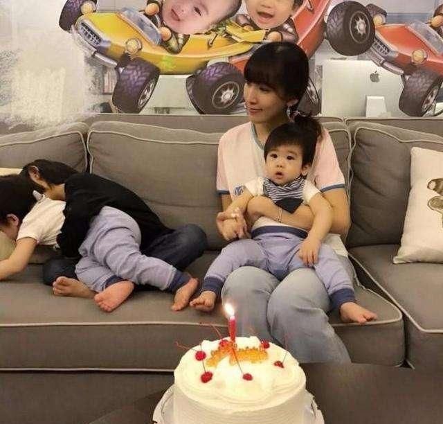 林志颖娇妻罕见晒素颜自拍，皮肤状态白皙水嫩，不像三个孩子的妈