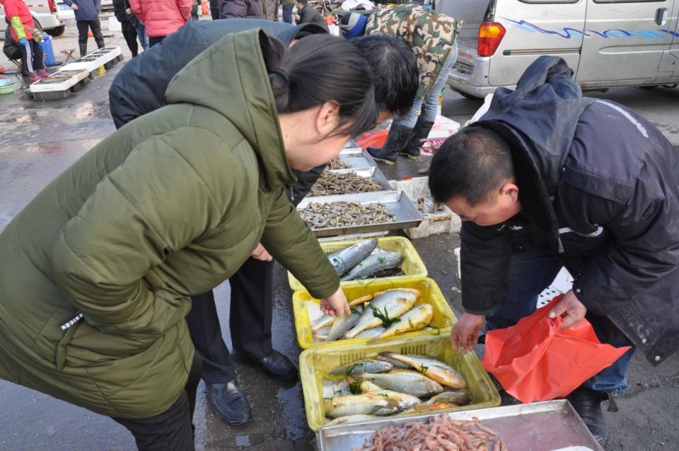 正月十五前夕 探访青岛早市 鸦片鱼22一斤 贝类海味尝鲜正当时