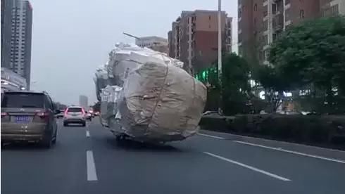 阜阳街头现“巨无霸”三轮车！交警：怎么做到的？