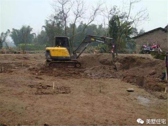 土帽父亲改造老家旧房建别墅,盖完后村里人都说太寒酸
