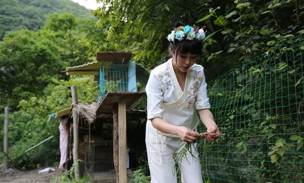 90后美女独住山上茅草屋，穿古装直播自己种菜做饭，一个月赚2万