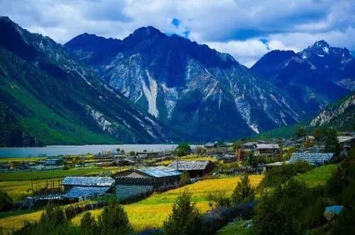 川藏路旁，然乌湖之边，这座被6条冰川包围的古村美爆了！