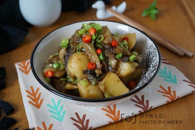 土豆和它绝搭，好吃下饭，吃了几十年也不腻，难怪在东北大受欢迎