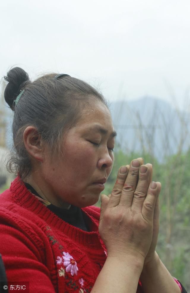 婆婆非要我生儿子，女儿出生后却加倍对我好，晚上路过她屋我哭了