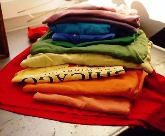 母亲被父亲抛弃，女儿出国回来后看到父亲，竟然有些好笑