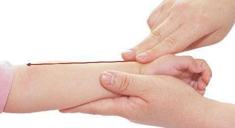 首页 正文  顺运内八卦:左手握住患儿左手,其中左拇指置于内八针的离