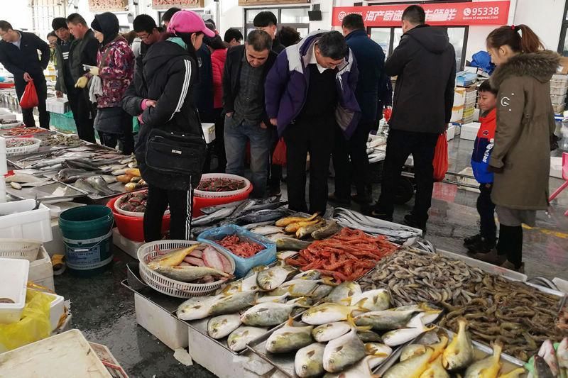 海鲜价廉物美 青岛人回家过年标配年货 海鲜市场买海鲜像搬家