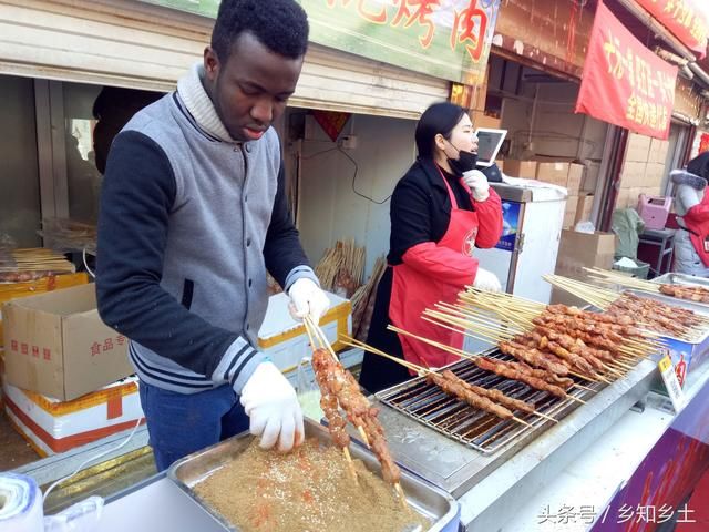 春节假期非洲小伙来中国卖羊肉串，左膀右臂都是美女，让人羡慕