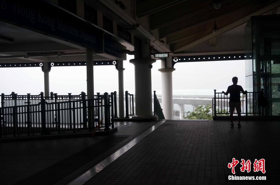 香港发布红色暴雨警告 部分道路水浸