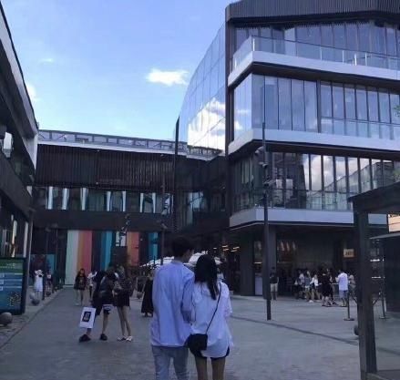 王思聪与林更新开公司了, 有再多的钱, 这些照片