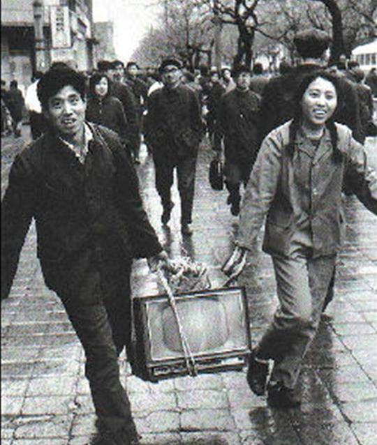 阿根廷夺世界杯那年,中国请来欧洲队,中场休息