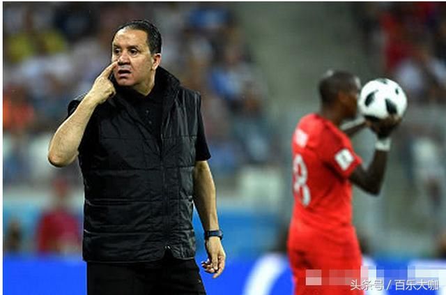 魔性一幕!俄罗斯主教练向球员敬礼,西班牙主教