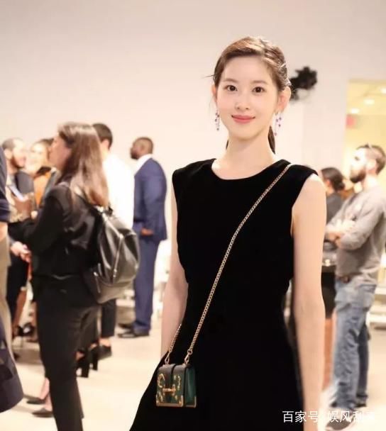 "最美校花"陈都灵现身机场,"筷子腿"完美显现,还像章泽天吗