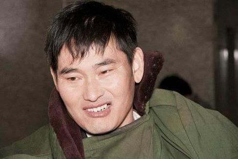 大衣哥儿媳遭村民围观！婆婆怒指邻居急救场，丈夫紧跟身后不说话