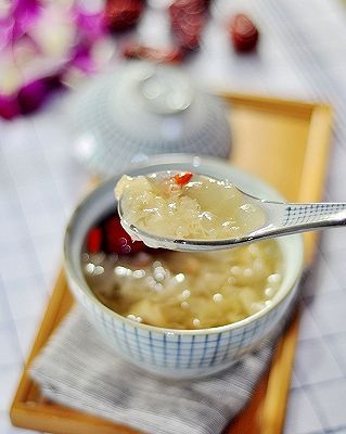 川贝茯苓山药银耳羹