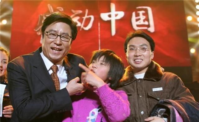 父亲疯癫母亲失踪、12岁撑起家的洪战辉，活成一代人的励志偶像