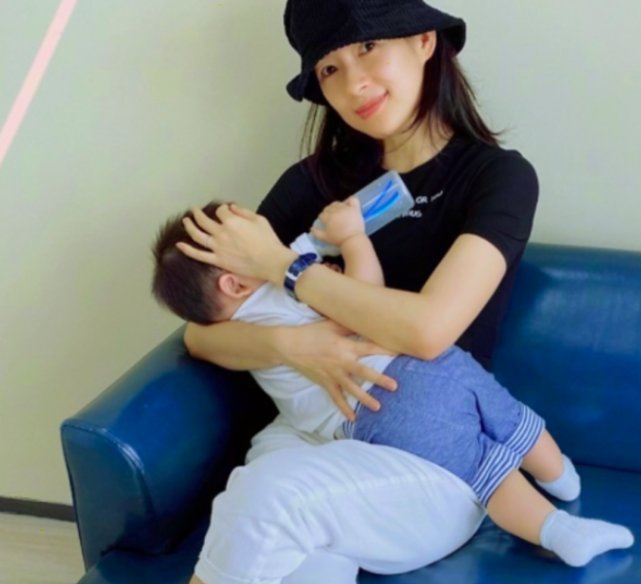 葛荟婕女儿受偏爱，合影靠汪峰肩膀，章子怡带儿女踏青不忘小苹果