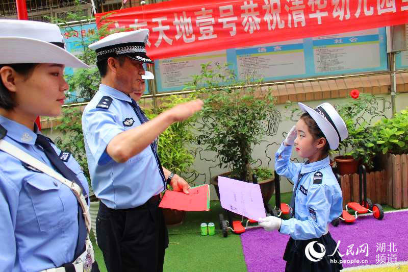 献礼六一 湖北丹江口交警走进幼儿园普及交通