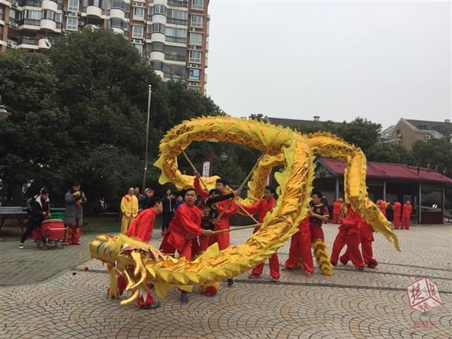 钻“龙门”沾喜气，社区年味浓