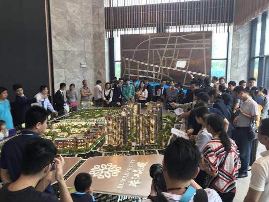 万人抢看样板房，这个楼盘可以不买但不能不知道