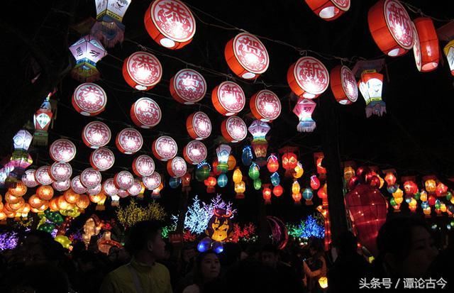 中国古典四大名著里有哪些对春节习俗的描写?