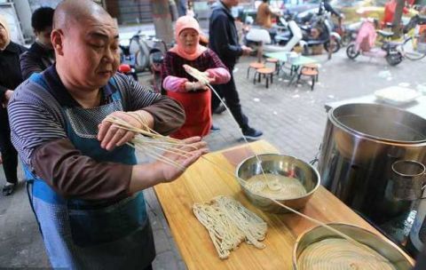 西安面条哥走红网络 一根面20多米长(组图)
