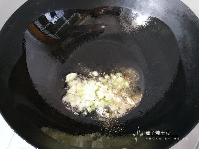 土豆和它绝搭，好吃下饭，吃了几十年也不腻，难怪在东北大受欢迎