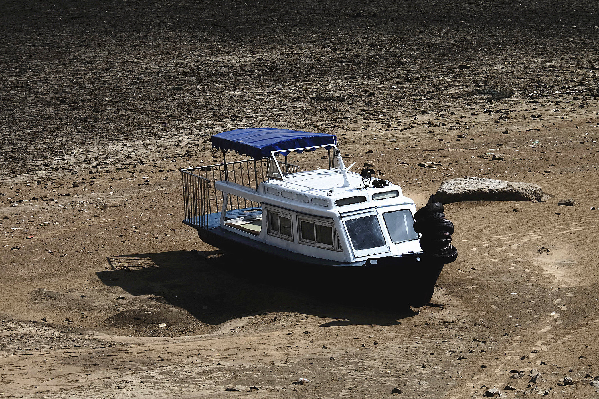 哈尔滨:松花江旱情严峻 大面积沙洲河床干涸龟