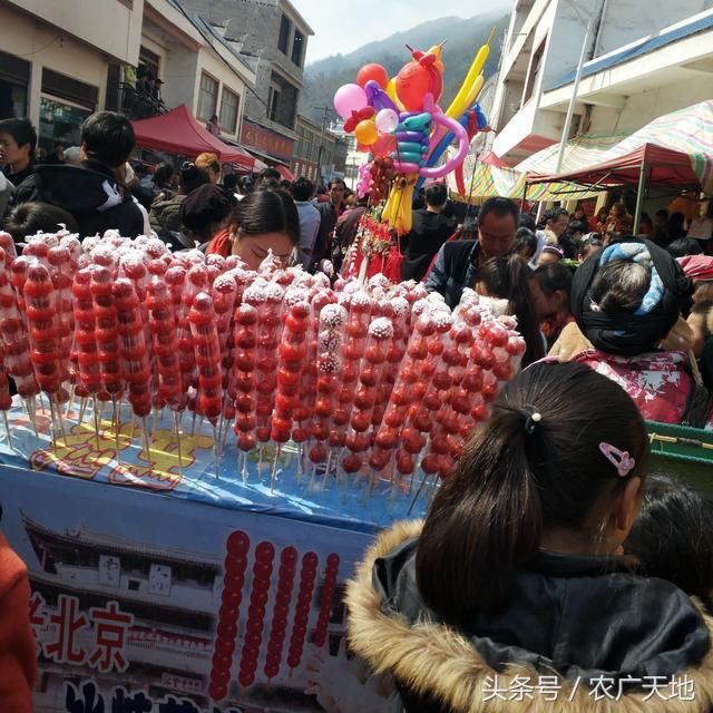 过年倒计时，全国农村赶集采集年货挤爆，蔬菜价格猛涨