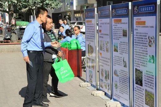 展板,发放《查察机关公益诉讼制度张扬手册》,手提袋,公益诉讼宣传单