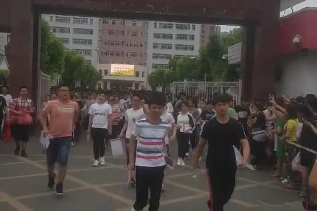 高考完第一个出考场真的很喜悦,网友:不是青铜