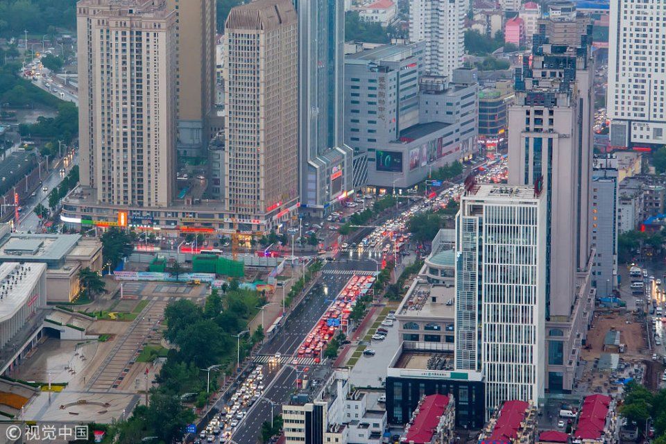 山东烟台降雨持续一天 早晚高峰交通出行受影