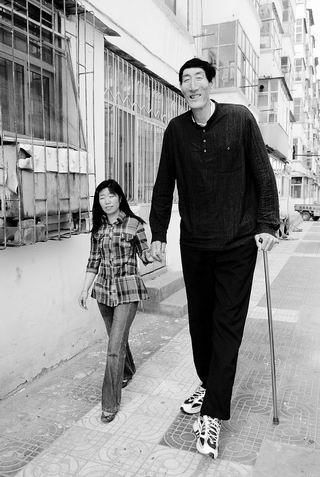 中国巨人娶小28岁娇妻遭女方父母反对!婚后不