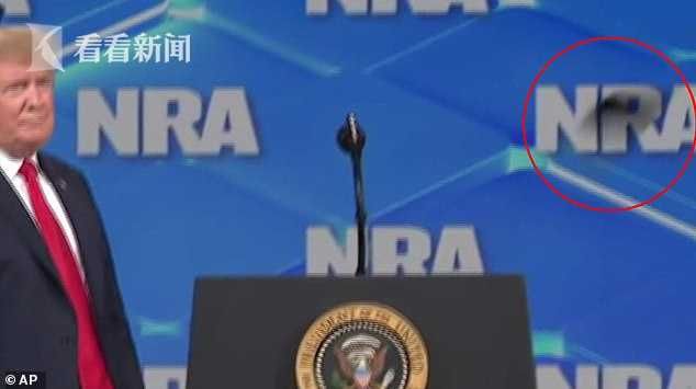 视频|特朗普登台演讲 支持者兴奋过头往台上扔手机