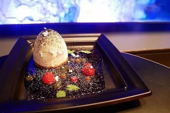 瓦努阿图：潜入水底邮筒便能投递出全世界独一无二的水下明信片