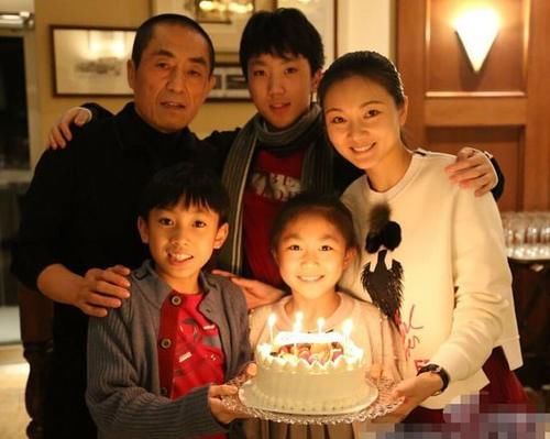 张艺谋小31岁娇妻晒照庆生！小女儿为妈妈戴皇冠，长得太像爸