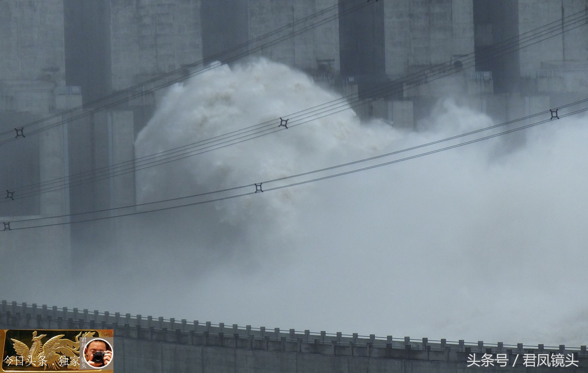 湖北宜昌:农民在家门口观赏三峡大坝美景,云雾