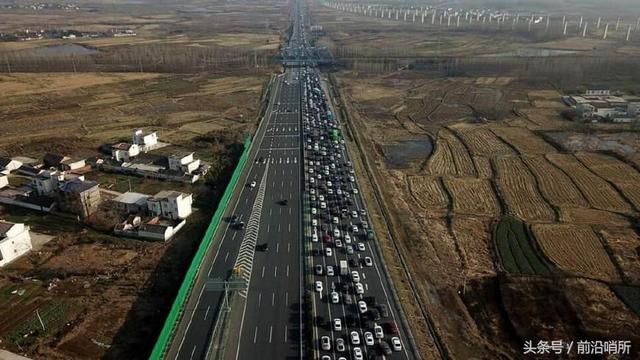 中国春运堵车长达10公里，滞留10000多辆汽车，英网友：太壮观了