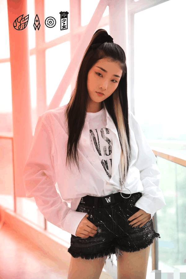 火箭少女直播出事故,伴奏突然消失,坚持表演清