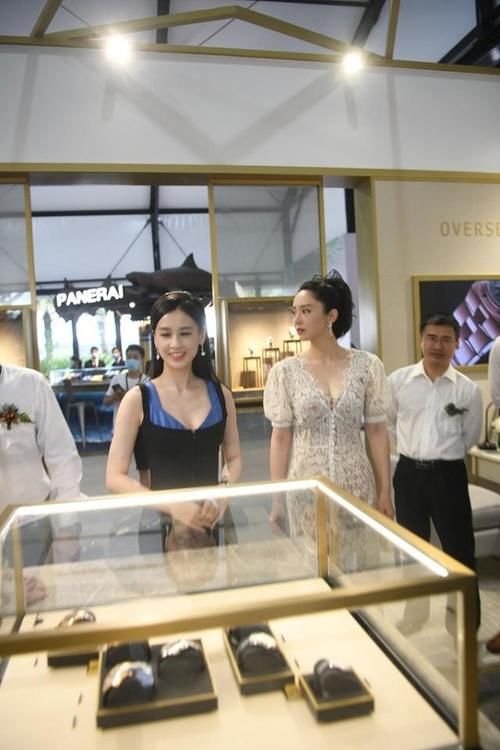 黄圣依、董璇罕见同框，一个是贵妇一个是单身妈妈，谁的状态更好