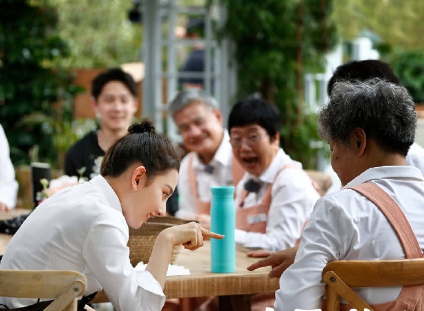 《忘不了餐厅》首播,黄渤手忙脚乱,五位患病老