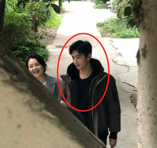 杨洋新剧举办开机仪式，复旦学霸朋友圈被接连刷屏，网友直呼生图就能当壁纸