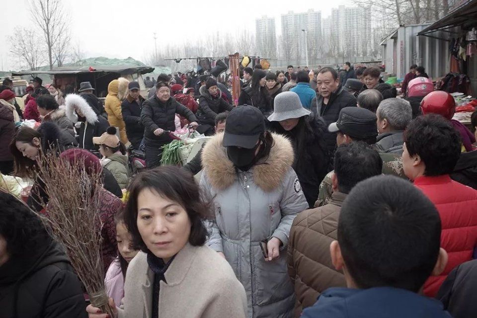 腊月二九 山东临沂万人露天集市:这样赶集才有过年的味!