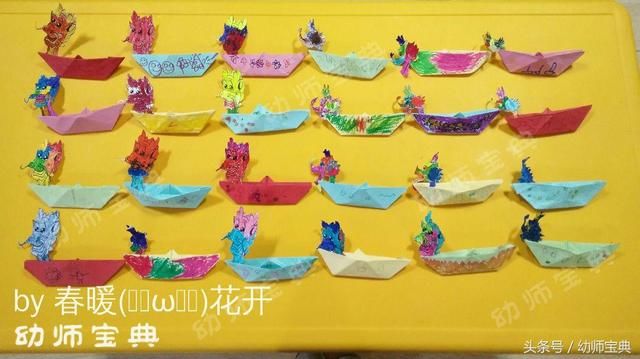 浓情端午通过图片展示与实物展示让孩子们了解端午节 这面墙主要通过孩子们画作烘托过节的气氛,将孩子们自己画的粽子和龙舟展示在墙面。 装饰墙面,卡通粽子的形象和龙舟结合起来,形象的展示端午节的元素。 包粽子、赛龙舟、过端午孩子们合作完成的大龙展示在墙面,再用手工制作的粽子做点缀,让端午的气息更浓烈。 端午节墙面一角的创设