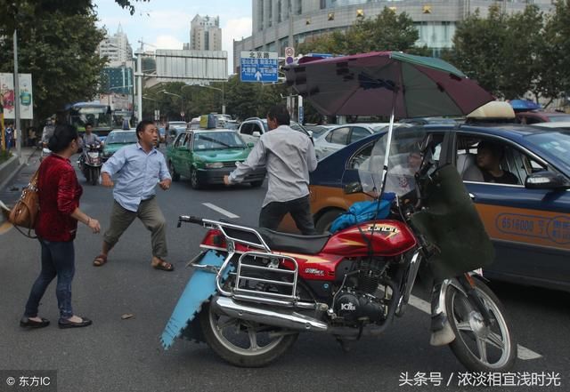 路口常被加塞？学会这几招，加塞党乖乖的远离你，实践出来的经验